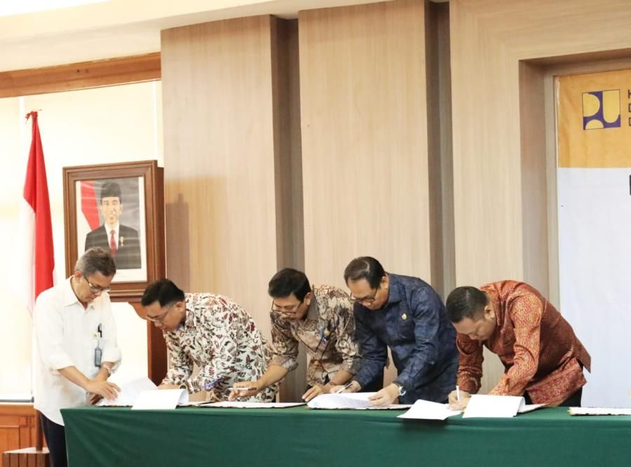 podiumnews.com-Wabup Suiasa Tandatangani Berita Acara Hibah Barang Milik Negara